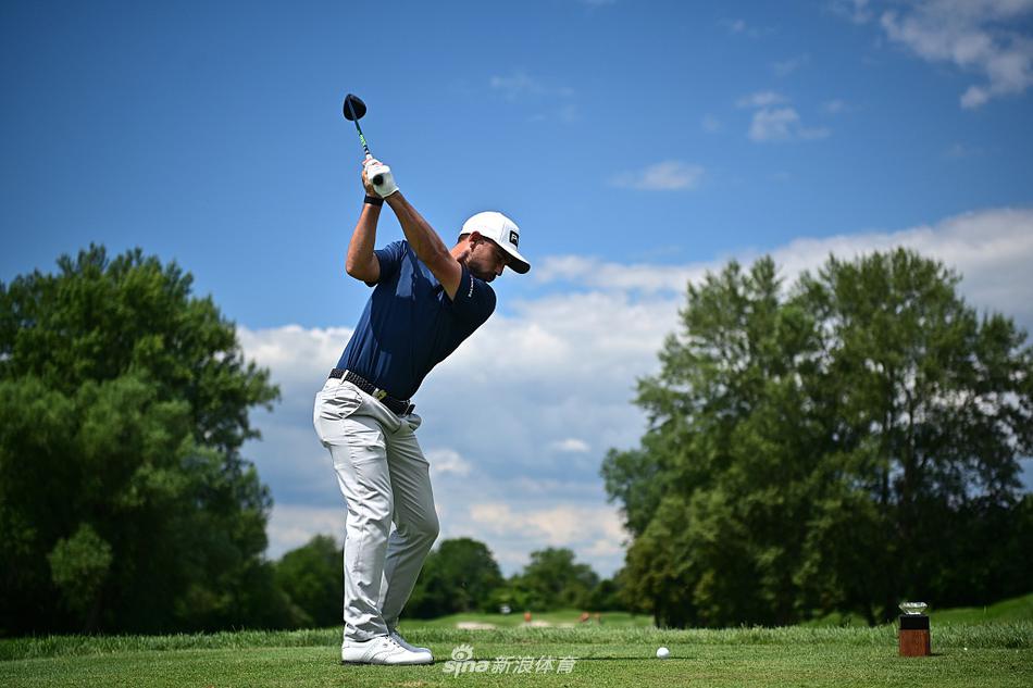 西班牙选手加西亚·罗德里格斯在球道上观察线路，身后是奥地利典型的如画风景