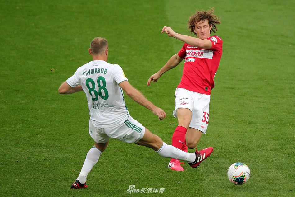 亚历山大索伯列夫带球突破，面对格罗兹尼特里克两名防守球员的夹击，他利用出色的个人技术闪开空档，为接下来的射门奠定基础。