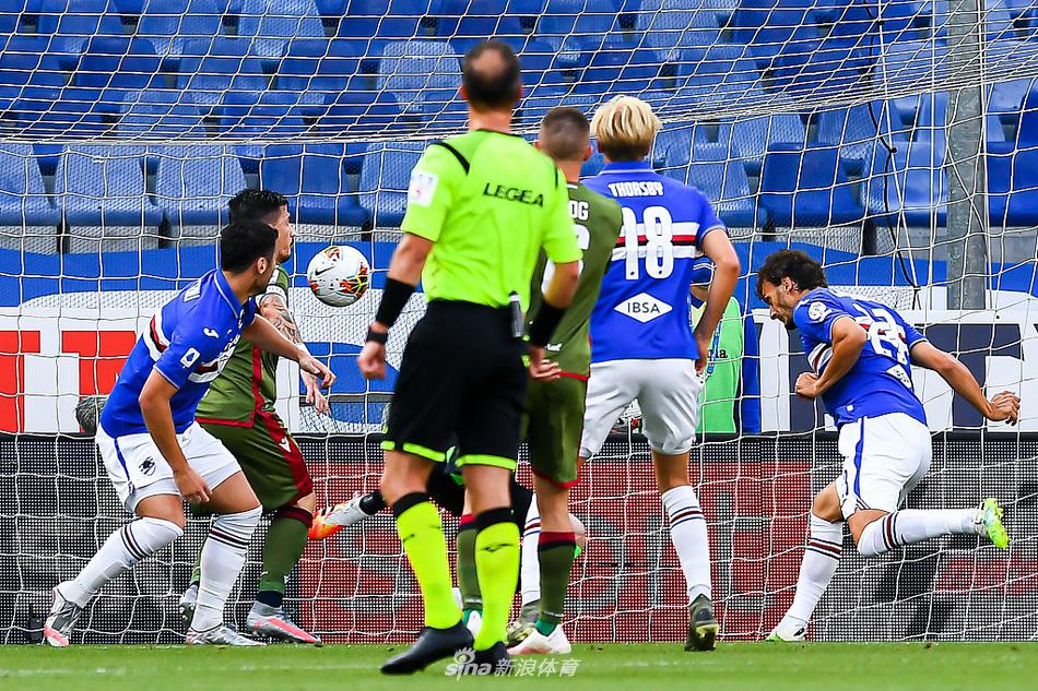 博纳佐利禁区外张弓搭箭，左脚轰出无解世界波，皮球如出膛炮弹直窜死角，留下卡利亚里门将望球兴叹。