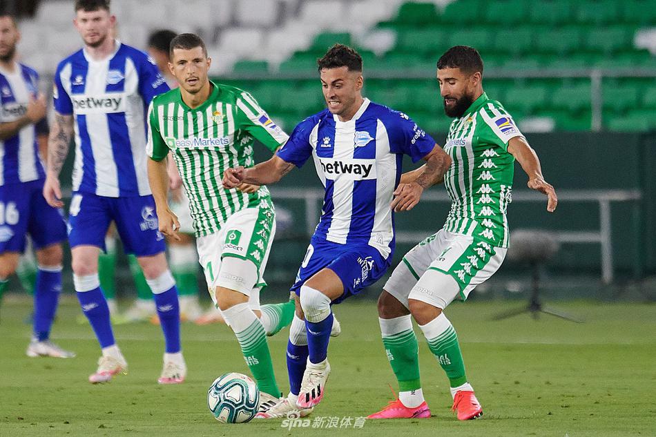 当终场哨响，阿拉维斯的球员们紧紧相拥围成一个圈，将绝望与压力抛向看台上空，用一场来之不易的胜利为这个艰难的赛季画上了最完美的句号