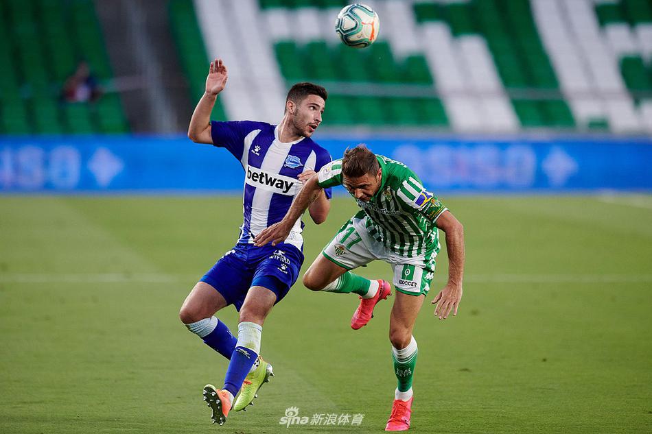 当值主裁判被情绪激动的双方球员团团围住，在保级压力的驱使下，这场比赛的每一个判罚都如同在钢丝上跳舞，紧张感贯穿始终