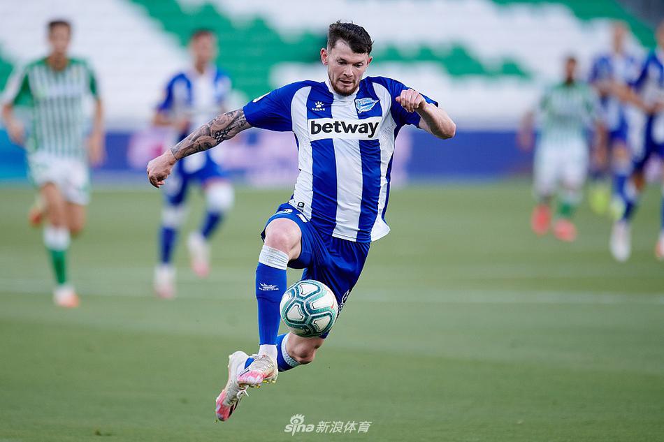 罗德里戈·埃利在人群中高高跃起将球砸进网窝，那一刻他张开双臂的背影宛如守护神，为阿拉维斯的保级之路筑起了一道无法逾越的高墙