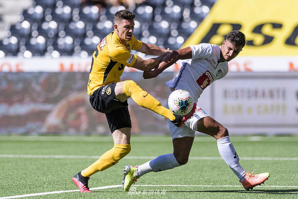 看台上的伯尔尼小男孩死忠球迷们挥舞着黄黑色的围巾，尽管人数不如往日众多，但他们用更嘹亮的歌声和更整齐的助威动作，在空旷的看台上营造出了一片属于自己的、激情澎湃的黄色海洋。