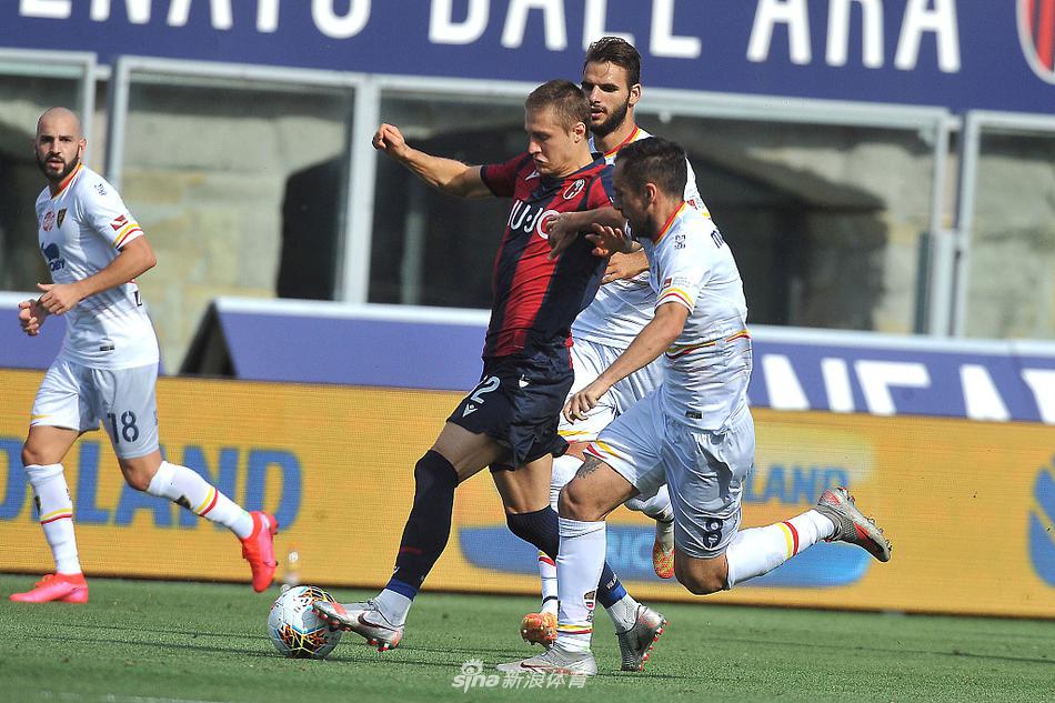 索里亚诺远射破门后激情怒吼，这一刻他如同主宰比赛的音乐指挥家，让整个球场为之震颤。