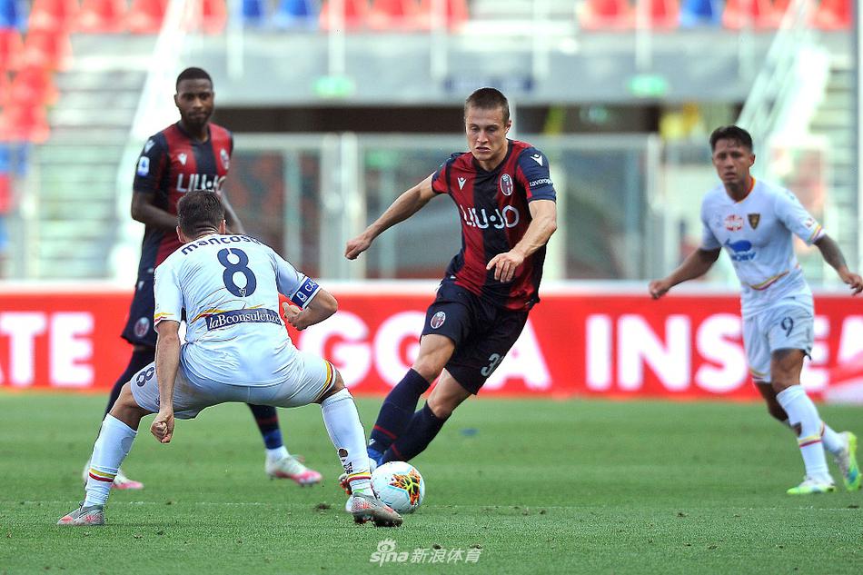 进球功臣们相拥庆祝，汗水与笑容交织，诠释着足球世界里团队协作与个人英雄主义的完美结合。