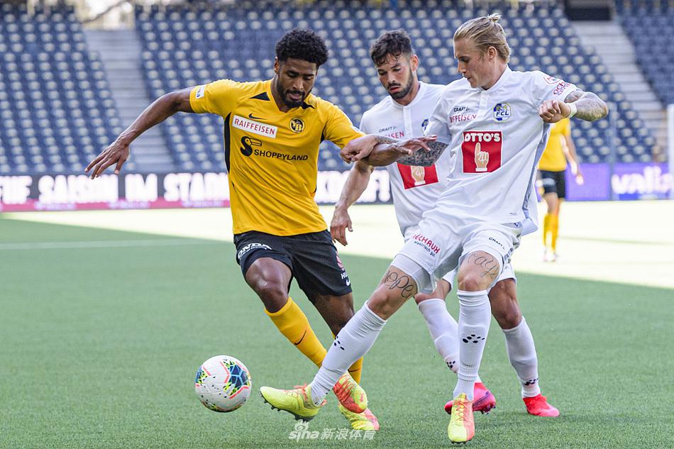 伯尔尼小男孩队的中场核心在对方多名球员的包夹下，依然冷静地将球护在脚下，他微微躬下的身姿和专注的眼神，仿佛在无声地宣告着对这片场地中场的绝对控制权。