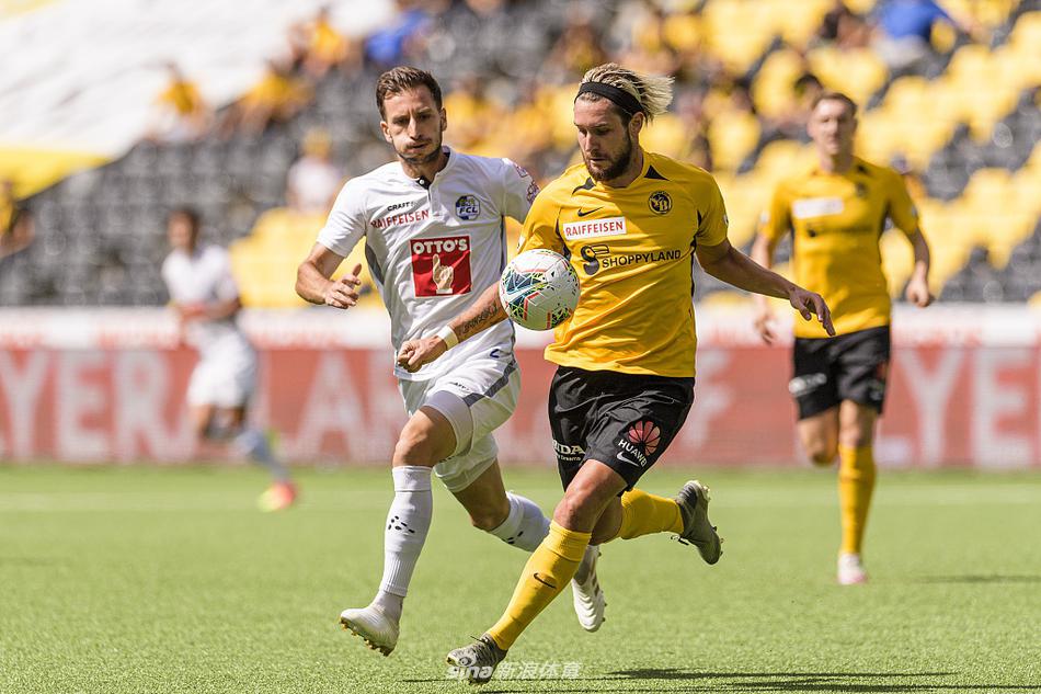 比赛结束的哨声吹响，获胜的伯尔尼小男孩队球员们集体走向场边，向看台上一直支持他们的球迷鼓掌致谢，球员们脸上洋溢着胜利后的轻松与喜悦，这是属于全队共同努力换来的荣耀时刻。