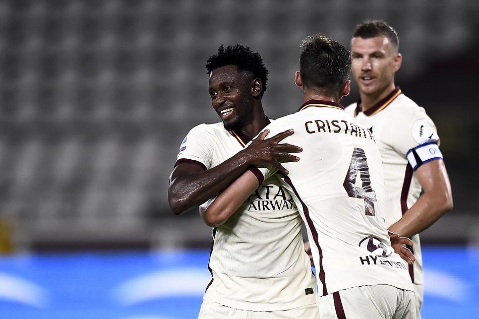 低級失誤!韋世豪開角球程月磊出擊摘空氣,帕拉西奧斯笑納大禮