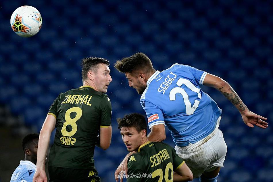 进球的华金·科雷亚被队友因莫比莱紧紧拥抱，两人脸上洋溢着灿烂的笑容，这温馨一幕背后是两人在场上无与伦比的默契。