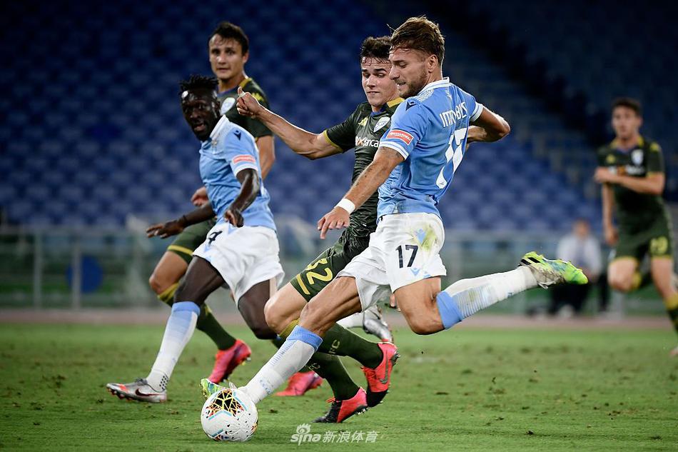 华金·科雷亚张开双臂在奥林匹克球场的聚光灯下肆意奔跑，庆祝他为拉齐奥首开纪录的精彩进球，队友们正从后方赶来与他分享喜悦。