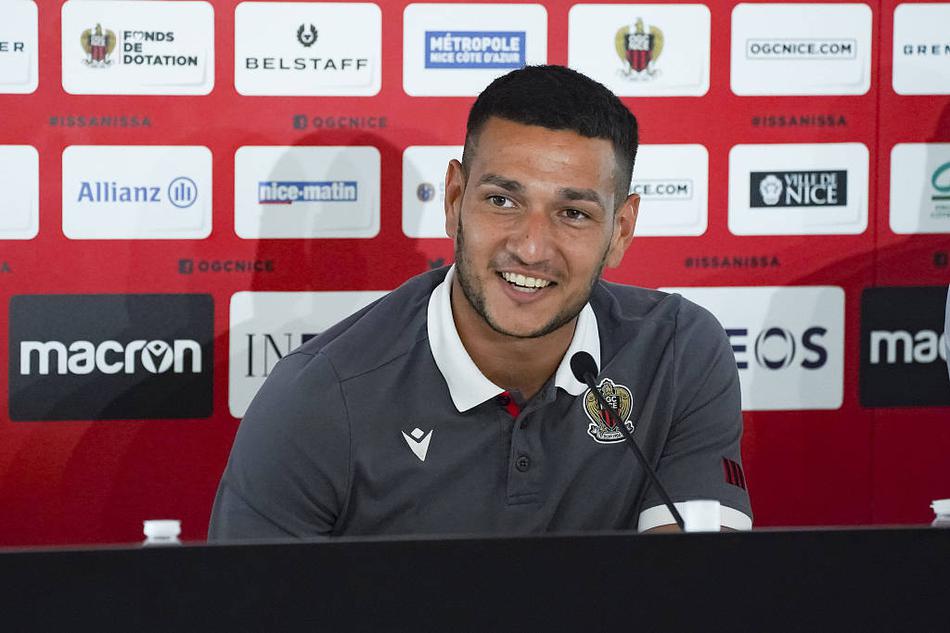 身着全副训练装备的洛佩斯在绿茵场上带球前行，目光坚毅地望向前方，仿佛已经瞄准了新赛季的球门方向。