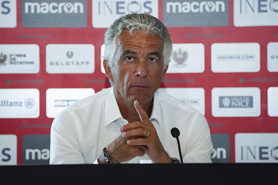 特写镜头下，洛佩斯轻吻胸前队徽，新球衣的红黑色彩映衬着他脸上的笑意，归属感在这一刻凝固。