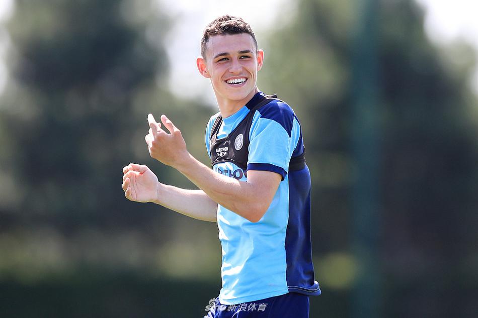 在曼彻斯特的阳光下，德布劳内嘴角带着微笑，用标志性的外脚背将球送出。光影在他专注的脸庞上勾勒出坚毅的线条，这一刻，他仿佛是整个伊蒂哈德球场的指挥官，正用脚下的皮球在绿茵画卷上书写着即将到来的战役剧本。