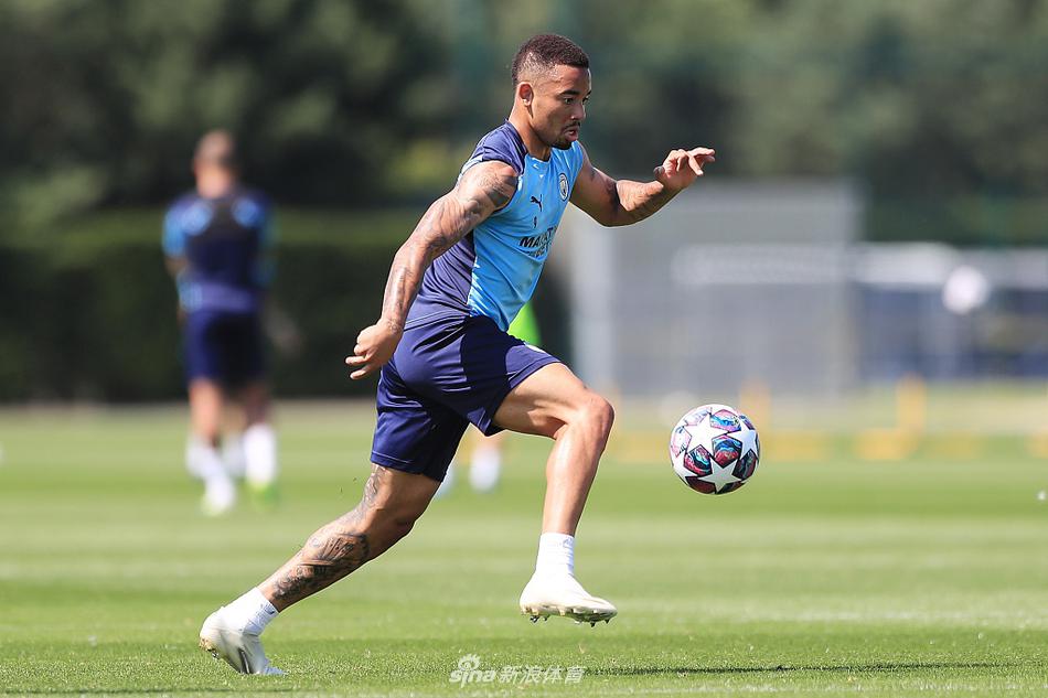 沃克双手叉腰，目光坚定地望向远方，他身后的训练场在夕阳余晖中镀上了一层金边。作为一名经验丰富的后卫，他知道自己将直面皇马的青春风暴，眼神中没有畏惧，只有迎接挑战的冷静与从容。