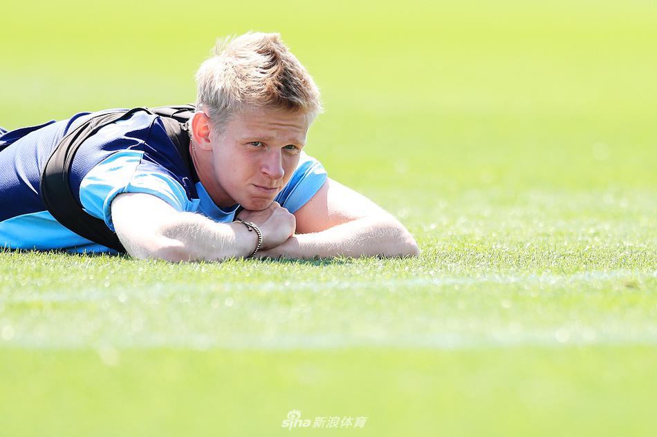 瓜迪奥拉身着标志性的训练服，双手叉腰站立在场边。他的目光如同鹰隼般穿透球场，审视着每一个训练细节。身后的看台空空荡荡，但他的心中早已勾勒出数万球迷呐喊的画面，以及那份必须兑现的欧冠承诺。