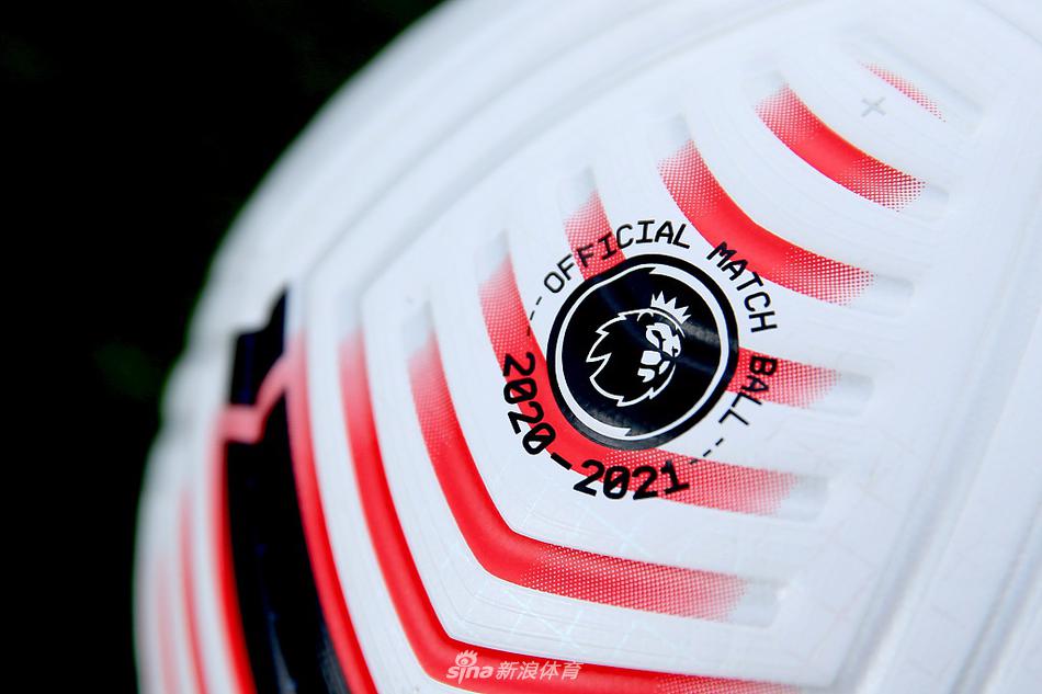 从另一个角度欣赏，全新的Nike Flight足球表面覆盖着高科技ACC涂层，光影流转间呈现出丰富的质感，仿佛在无声地宣告：我已准备好在顶级赛场接受考验。