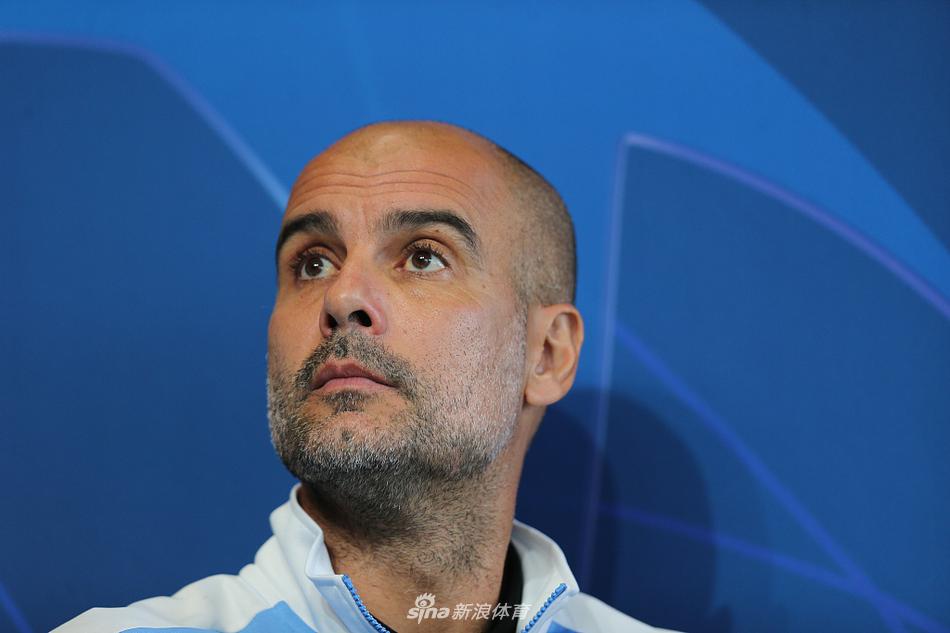 德布劳内单手插兜，目光如炬地穿过人群，他脚下的皮球仿佛一颗随时会引爆伯纳乌防线的定时炸弹，安静却充满威慑。