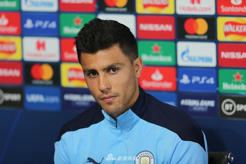 热苏斯低头沉思，巴西少年的眼神里藏着对进球的饥渴，他身旁的费尔南迪尼奥如同定海神针，为年轻的后防线注入经验与沉稳。