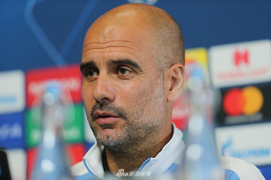 瓜迪奥拉眉头微蹙，指尖轻点桌面，仿佛在向记者们描绘着击溃银河战舰的战术蓝图，身后的曼城队徽在闪光灯下熠熠生辉。