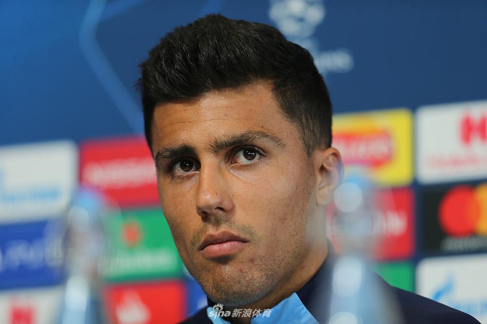 瓜迪奥拉伸开双臂向弟子们呼喊，肢体语言极具张力，空荡荡的看台背景诉说着疫情下的特殊赛季，却更凸显了战术回响的震耳欲聋。