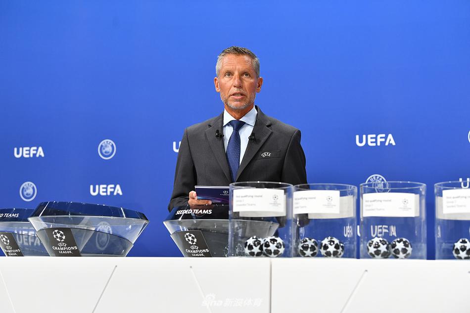 欧足联官员在瑞士尼翁总部展示欧冠资格赛首轮的对阵签表，桌面上摆放的欧冠奖杯熠熠生辉，预示着新赛季征程的正式开启。