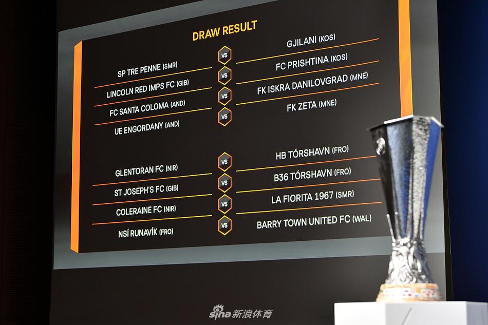 欧足联工作人员在抽签仪式现场认真核对电脑屏幕上的对阵数据，确保每一组配对准确无误，背景是巨大的欧冠官方标志。