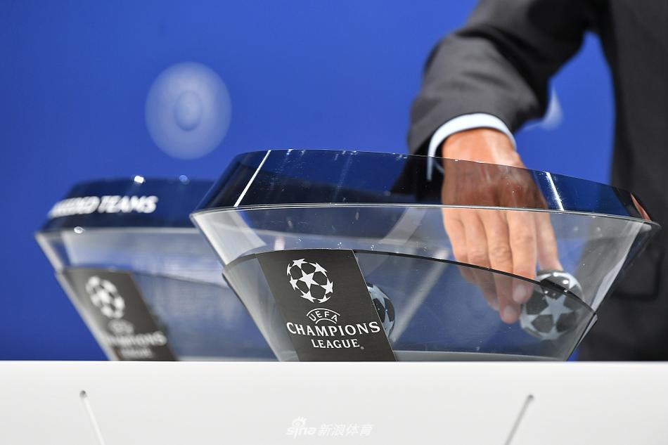 整个抽签仪式现场的广角镜头，巨大的LED屏幕显示着欧冠主题视觉，台下只有少量必要的工作人员，场面庄重且因疫情而略显冷清。
