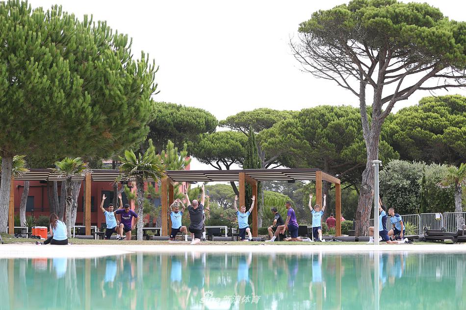 拉波尔特在防守训练中凶狠放铲，展现了伤愈复出后的良好身体状态，他将成为曼城后防线上的定海神针