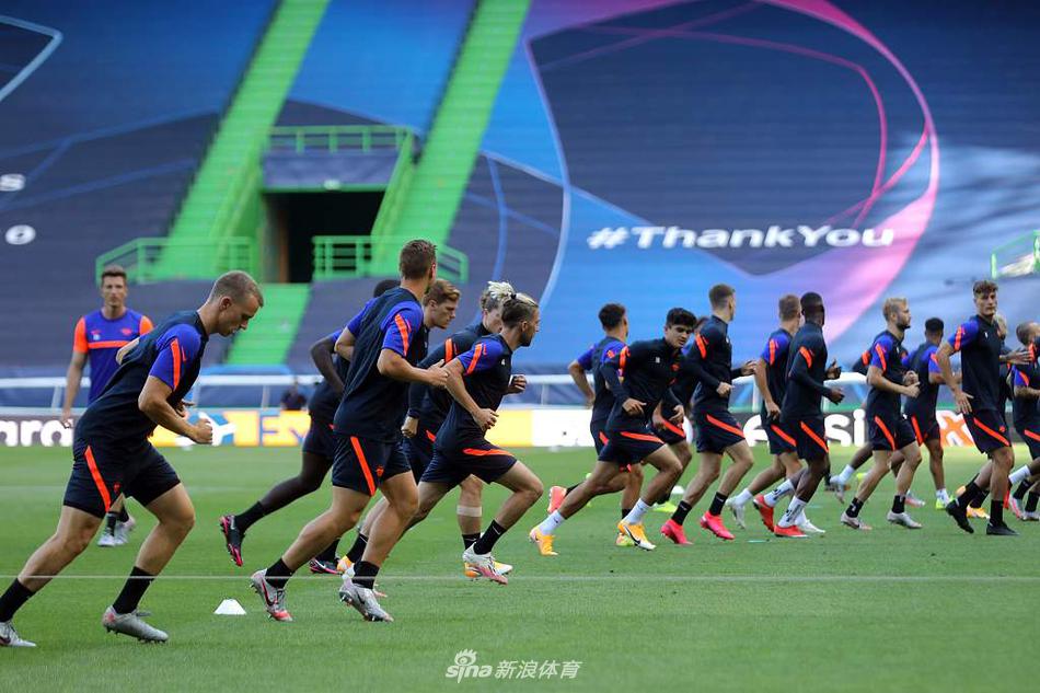 球员们围成一个紧密的圆圈，进行着核心力量训练，他们坚实的肌肉和专注的神情，展现出球队极强的纪律性和团队凝聚力。