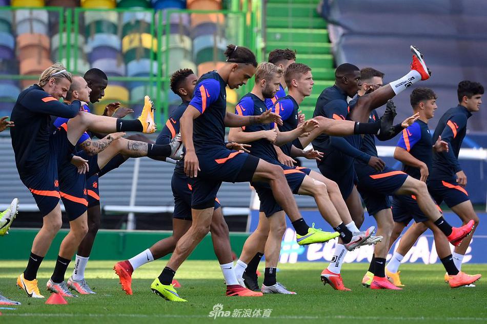 夕阳的余晖洒在训练场上，莱比锡红牛的球员们完成训练后，肩并肩聚拢在一起，互相鼓劲，这团结一心的画面，仿佛在向欧冠奖杯发出无声的宣战。