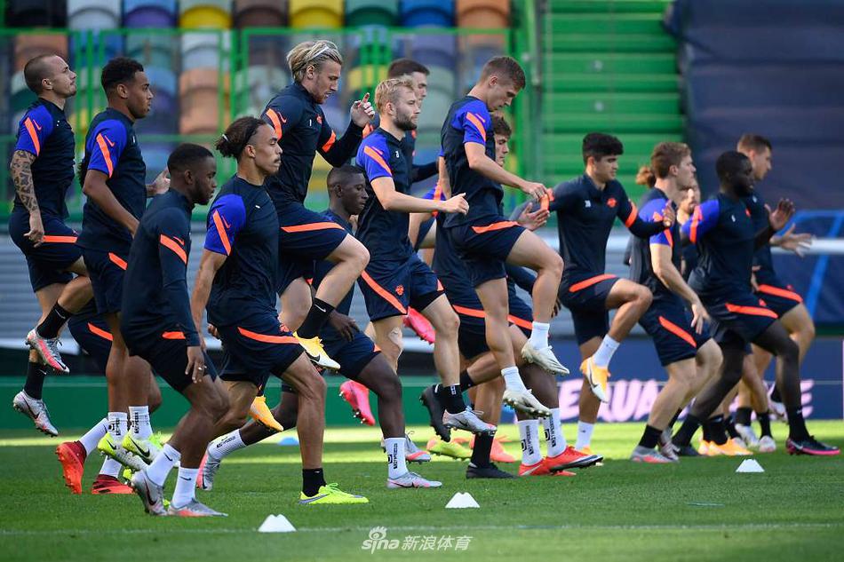 训练场上，球员们正在进行高强度的分组对抗，皮球在草皮上飞速传递，每一次拼抢都充满了力量感，完美诠释了球队“整体高压”的战术风格。