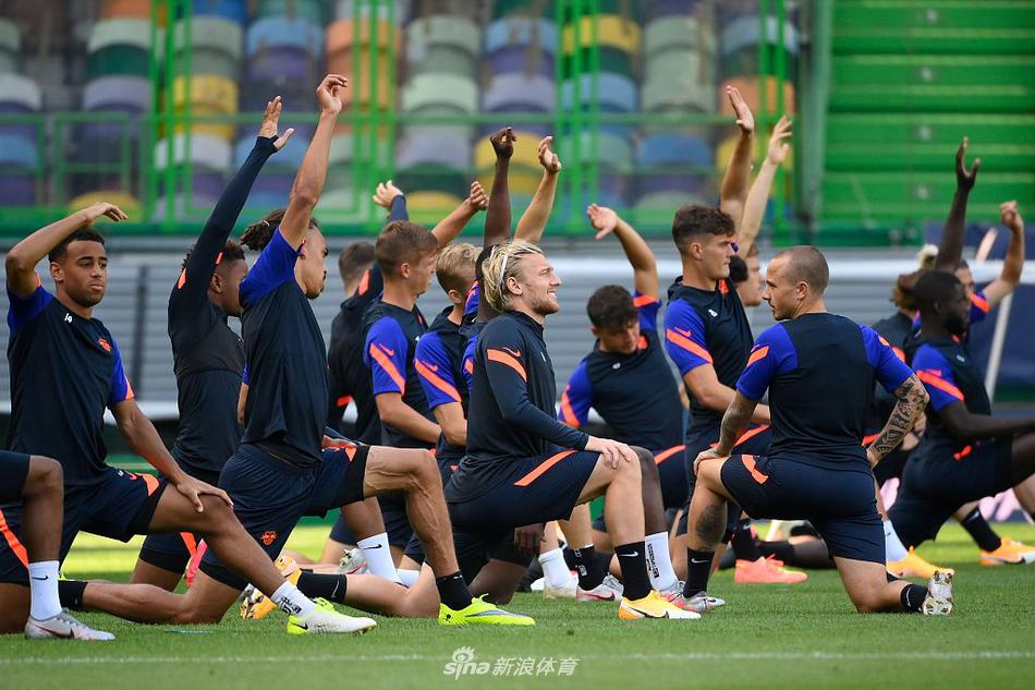 33岁的少帅纳格尔斯曼在发布会上目光如炬，手势坚定，他正在向媒体阐述球队的战术理念，强调即便面对经验丰富的西蒙尼，球队也将坚持自我，无所畏惧。