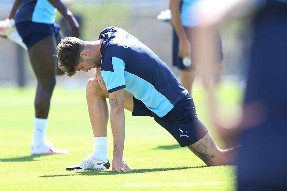 葡萄牙夕阳下，曼城球星们在进行抢圈游戏，笑声与皮球滚动声交织，备战气氛轻松而专注