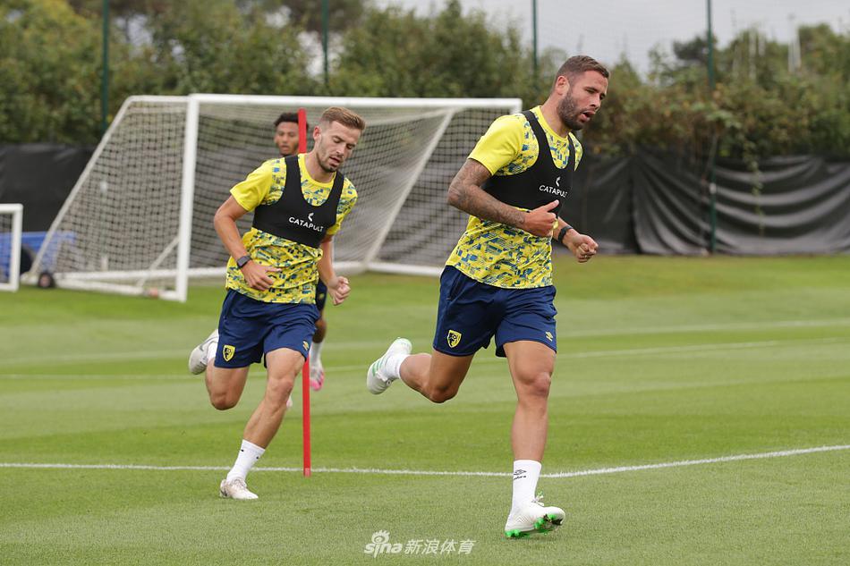 两名伯恩茅斯球员在拼抢中倒地，但他们没有丝毫停顿立刻起身，眼神中透露着不服输的劲头，展现了球队顽强的战斗精神