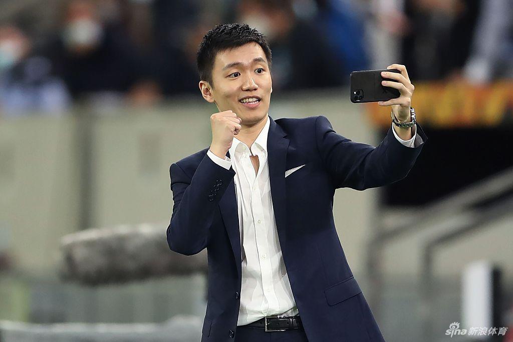 在震耳欲聋的欢呼声中，张康阳的脸上绽放出如释重负又充满骄傲的笑容。他一边走向更衣室，一边向看台上久久不愿离去的国米远征军挥手致意，感谢他们的不离不弃。