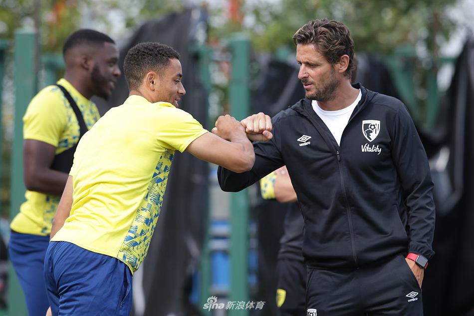 训练结束后，夕阳的余晖洒在空荡荡的看台上，一名球员独自加练射门，足球应声入网的瞬间，仿佛击碎了所有的迷茫，只留下对胜利的纯粹渴望