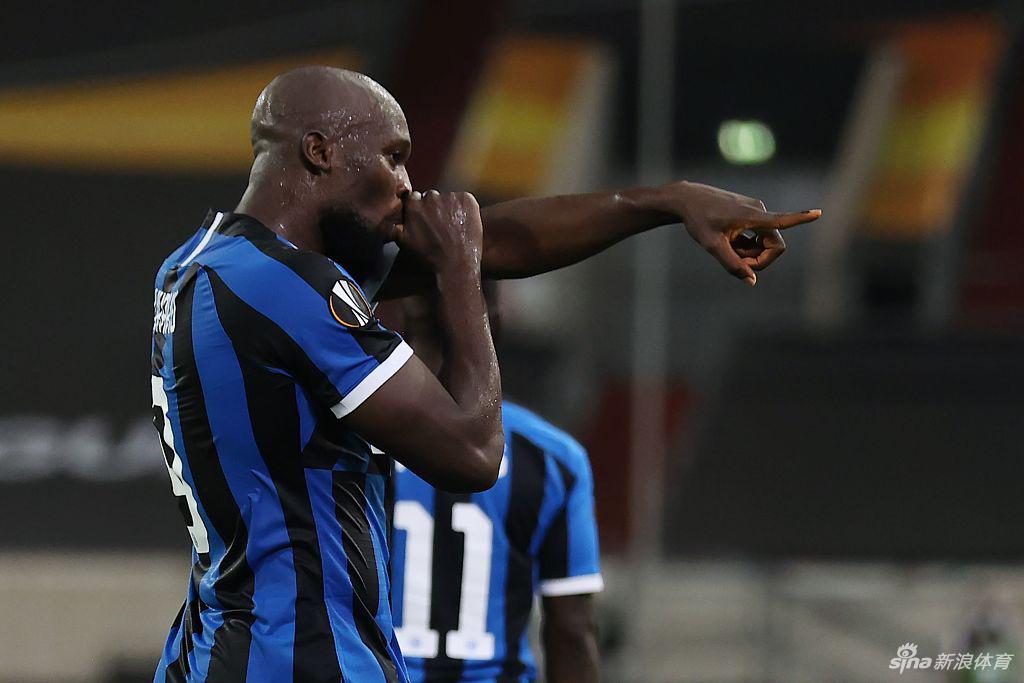 巴斯托尼与队友在进球后激情相拥，他们的眼神中充满了对决赛的渴望与坚定。