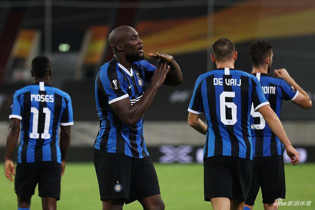 丹布罗西奥角球抢点破门瞬间，他高高跃起的姿态彰显了国米全队争胜的决心。