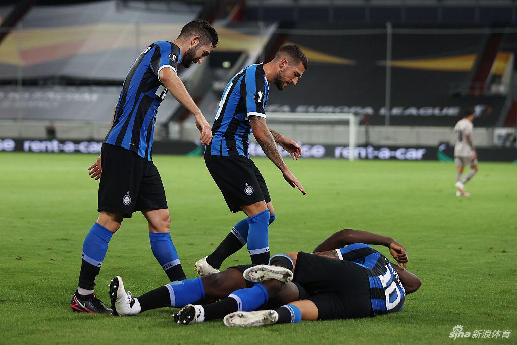 卢卡库与劳塔罗击掌相庆，这对无坚不摧的锋线组合是国米重返巅峰的核心动力。