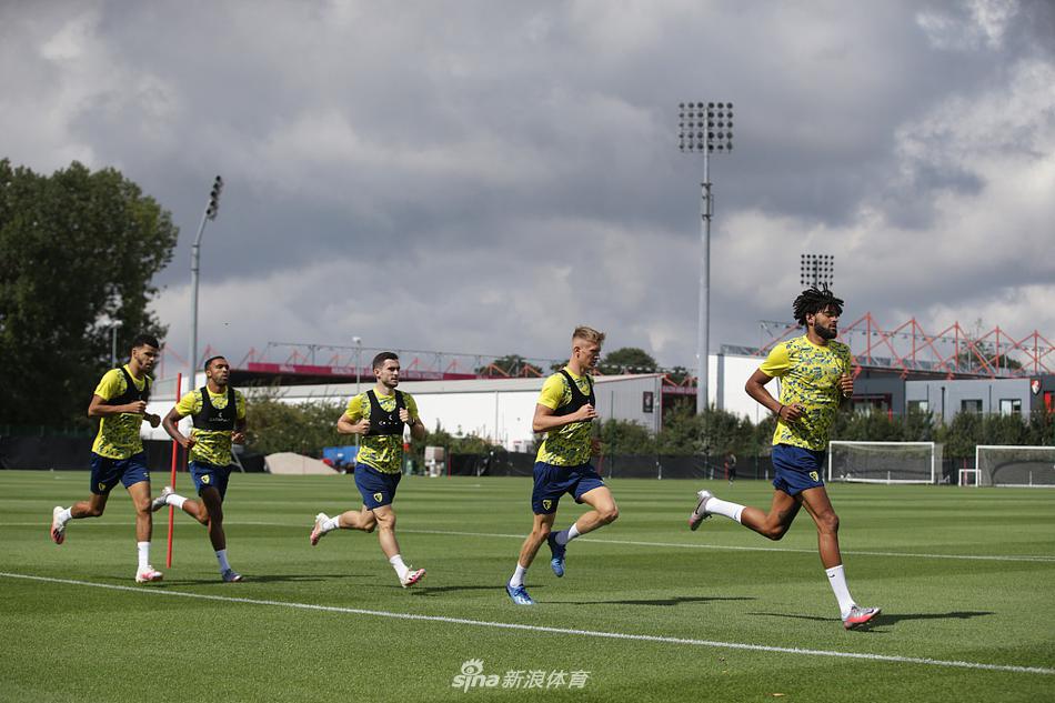 伯恩茅斯球员们在训练场上挥汗如雨，眼神中充满了对新赛季的坚定与渴望，仿佛要将降级的阴霾用汗水冲刷干净