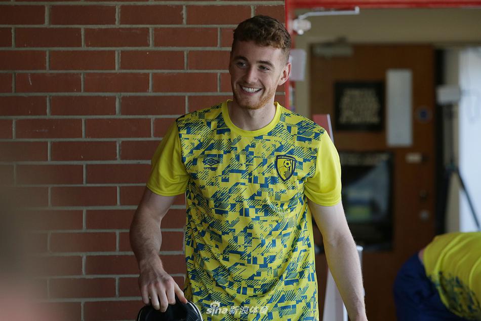 全队在训练结束后围成一个紧密的圆圈，队长振臂高呼，所有人的手紧紧握在一起，团队的凝聚力在这一刻被定格，预示着他们将以团结的姿态迎接新赛季的挑战