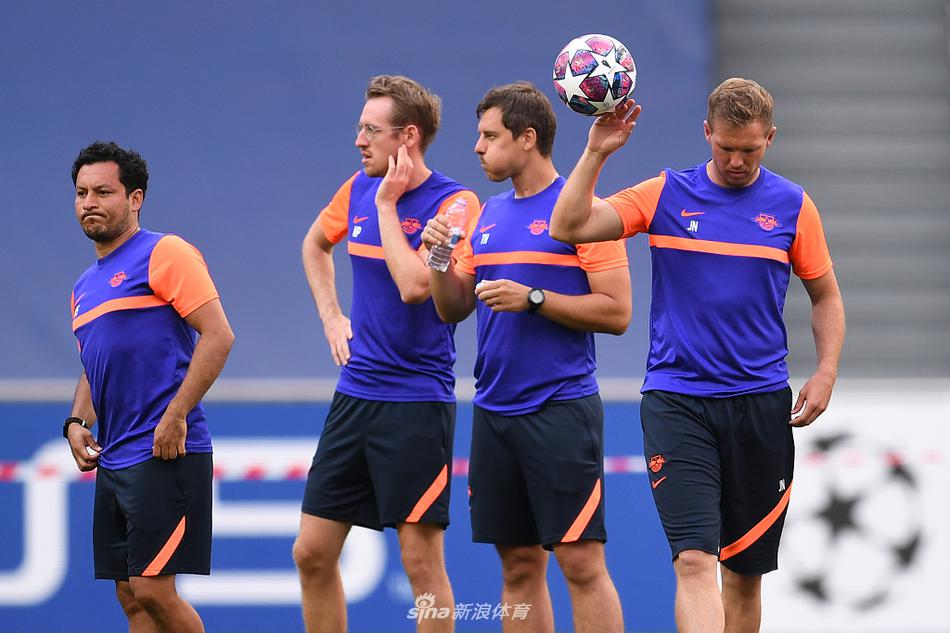 夕阳余晖洒在训练场上，全体球员围成圆圈聆听主帅最后部署，这一刻的宁静与团结，仿佛是在积蓄明日掀翻豪门的全部能量。