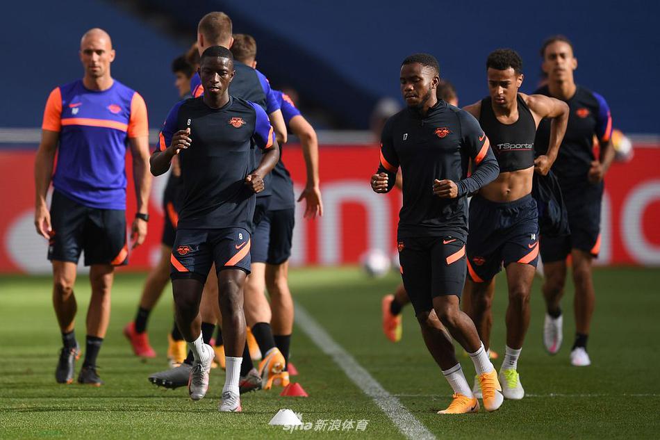 训练场上，球员们正在进行抢圈游戏，笑声与呼喊声此起彼伏，这种团结轻松的氛围正是这支年轻球队在重压下仍能保持战斗力的秘诀。