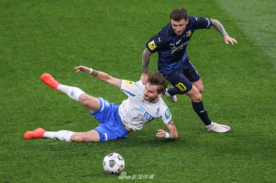 下半场比赛，一名罗斯托夫球员在拼抢中倒地，他双手摊开望向裁判，神情充满了无奈与渴望，而迪纳摩球员则迅速控球组织下一波攻势。