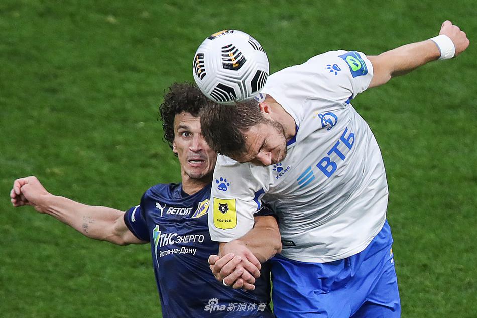 比赛最后时刻，罗斯托夫球员全力压上，在迪纳摩禁区内形成混战，多名球员的腿交织在一起，足球在人群中弹跳，气氛紧张到令人窒息，迪纳摩后卫奋力解围。