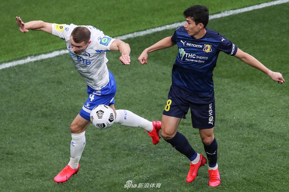 罗斯托夫后卫滑铲封堵，他的眼神坚毅，肌肉紧绷，整个身体横亘在传球线路上，用一次奋不顾身的防守瓦解了迪纳摩队极有威胁的边路传中。