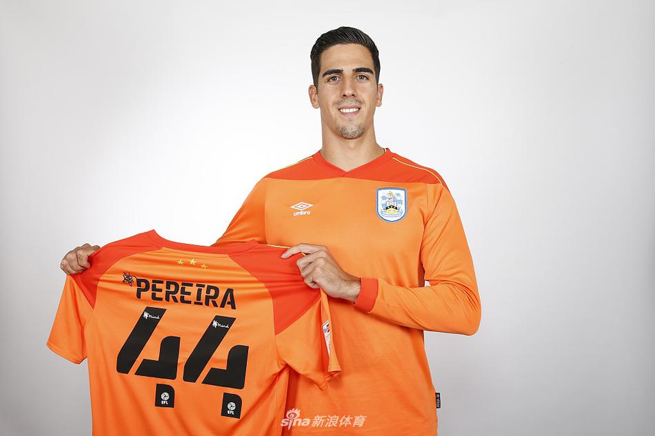 佩雷拉在球隊訓練課中專注於接球練習，他穩健地將球攬入懷中，身後的看臺空無一人，靜待新賽季英冠戰火重新點燃的那一刻。