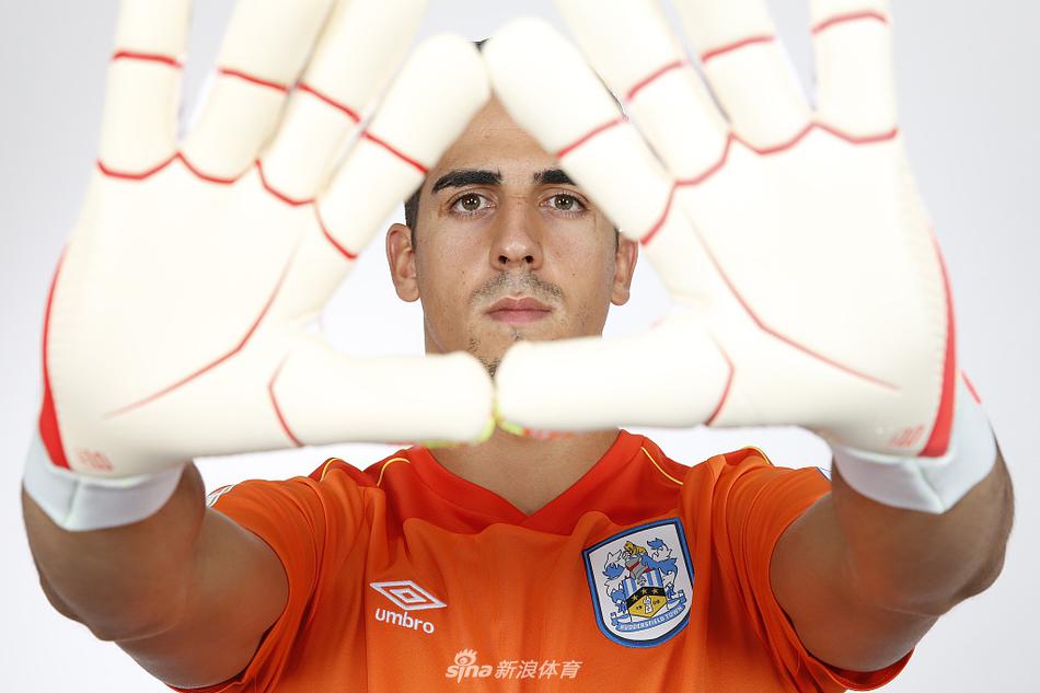 訓練場上，佩雷拉展現出極佳的專注力，他高高躍起，雙拳將皮球擊出禁區，身後的教練組成員正仔細觀察他的每一個動作細節。