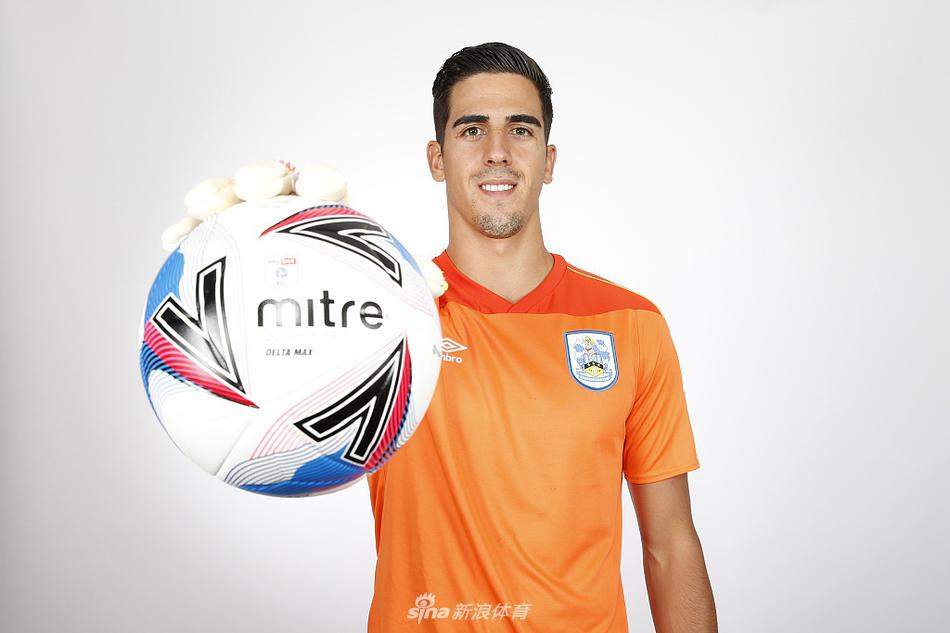 哈德斯菲爾德的新門神佩雷拉在場邊進行熱身，他手持足球，目光掃過對面的攝像機位，似乎已準備好迎接英冠聯賽的全新挑戰與考驗。