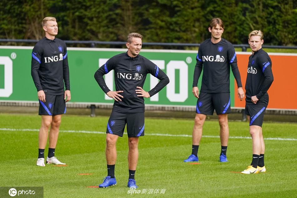 孟菲斯·德佩在训练中露出顽皮而自信的笑容，他脚下的足球仿佛被施了魔法，随时准备在即将到来的欧国联比赛中撕裂对手的防线，为荷兰队攻城拔寨。